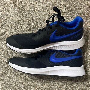 Nike Black and Royal Blue Boys 7Y Athletic Sneakers